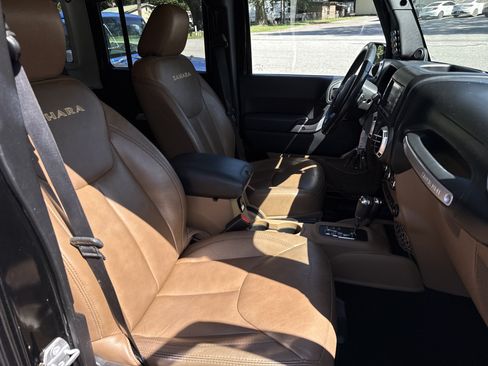 Used 2014 Jeep Wrangler Unlimited Sahara w/ Dual Top Group AWD/4WD image 7