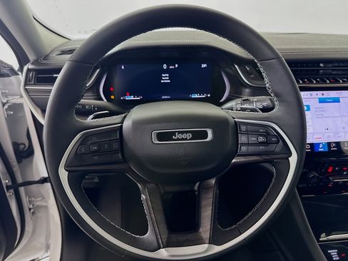 Used 2023 Jeep Grand Cherokee Limited w/ Luxury Tech Group II image 12