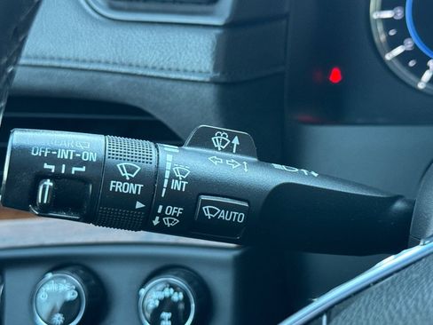 Used 2018 Cadillac Escalade ESV Premium Luxury image 39