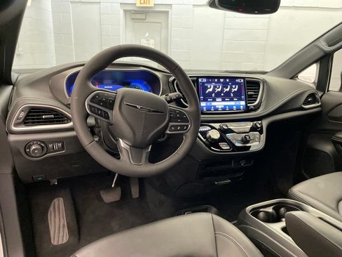 New 2026 Chrysler Pacifica Select FWD image 9
