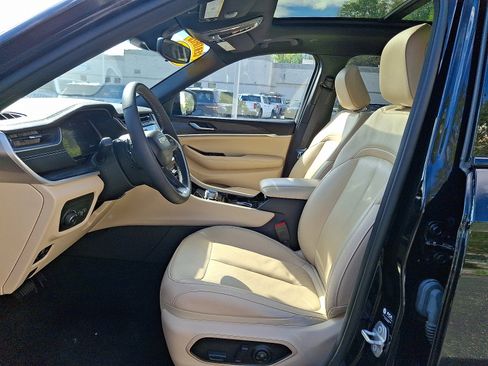 Certified 2023 Jeep Grand Cherokee Limited image 13