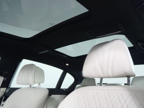 Used 2022 BMW 740i w/ M Sport Package image 12