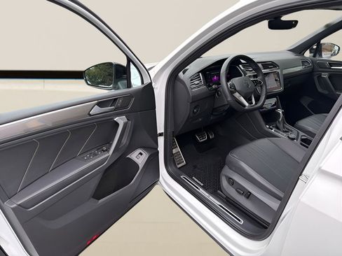 Used 2022 Volkswagen Tiguan SE R-Line image 13