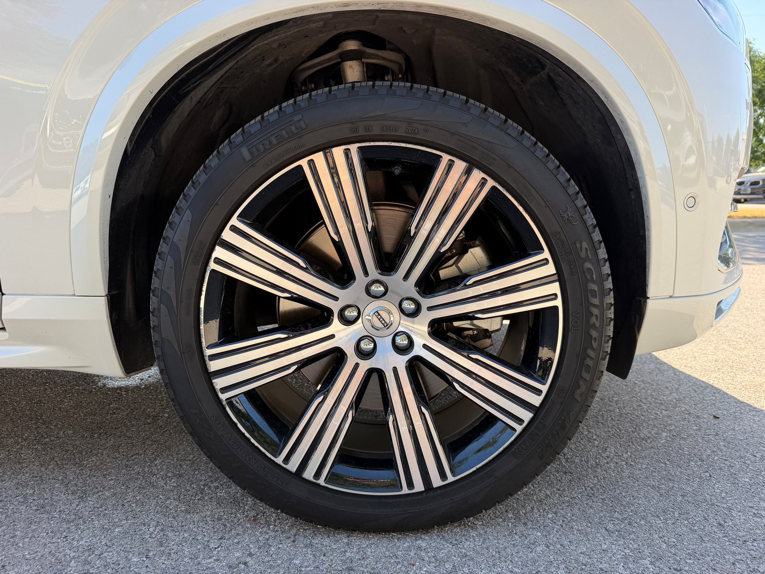 Certified 2025 Volvo XC90 T8 Plus w/ Protection Package Premier AWD/4WD image 9
