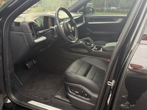 Used 2025 Porsche Cayenne S AWD/4WD image 5