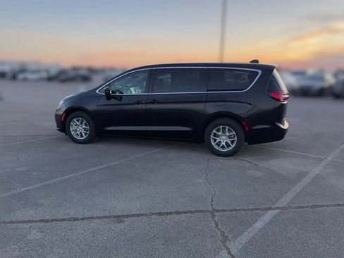 New 2026 Chrysler Pacifica Select image 7