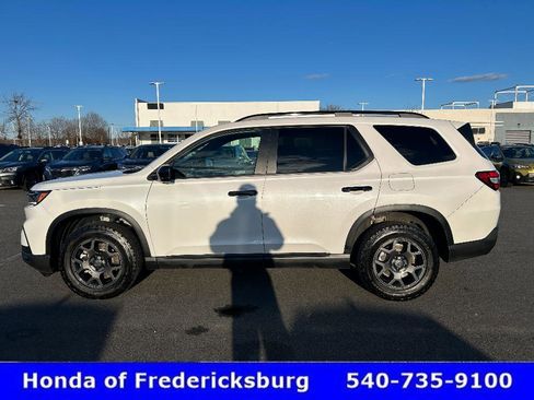 Used 2024 Honda Pilot TrailSport image 3