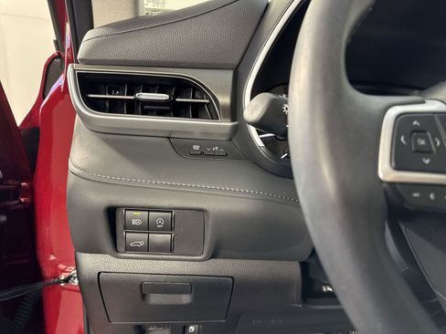 Used 2024 Toyota Highlander XLE AWD/4WD image 13