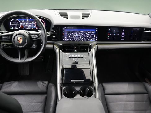 Used 2024 Porsche Panamera image 4