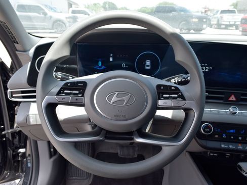 Used 2024 Hyundai Elantra SEL FWD image 6