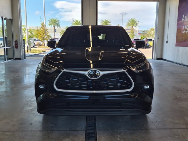 Used 2024 Toyota Highlander LE FWD image 2