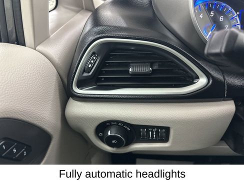 Used 2020 Chrysler Pacifica Touring-L image 38