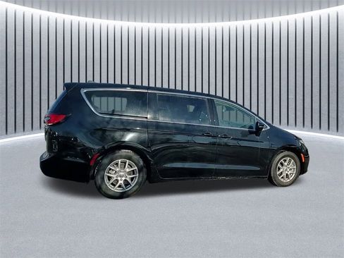 Used 2024 Chrysler Pacifica Touring-L image 8