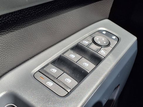 Used 2026 Nissan Pathfinder SV w/ SV Premium Package FWD image 12