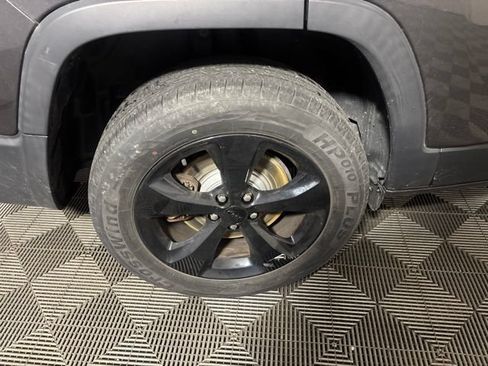Used 2019 Jeep Cherokee Latitude Plus AWD/4WD image 39