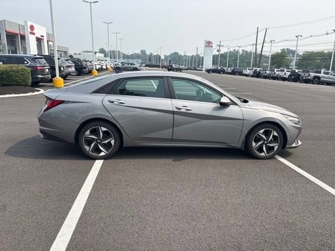 Used 2021 Hyundai Elantra SEL w/ Convenience + Premium Package FWD image 6