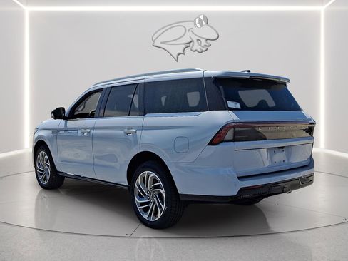 New 2026 Lincoln Navigator Reserve AWD/4WD image 2