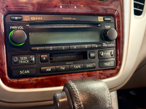 Used 2005 Toyota Highlander 4WD V6 w/ 3rd Row image 19