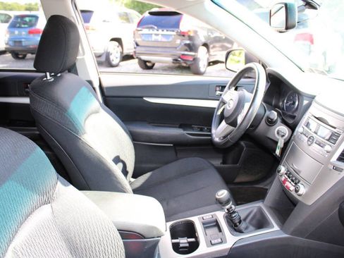 Used 2011 Subaru Outback 2.5i Premium w/ All-Weather Pkg AWD/4WD image 11