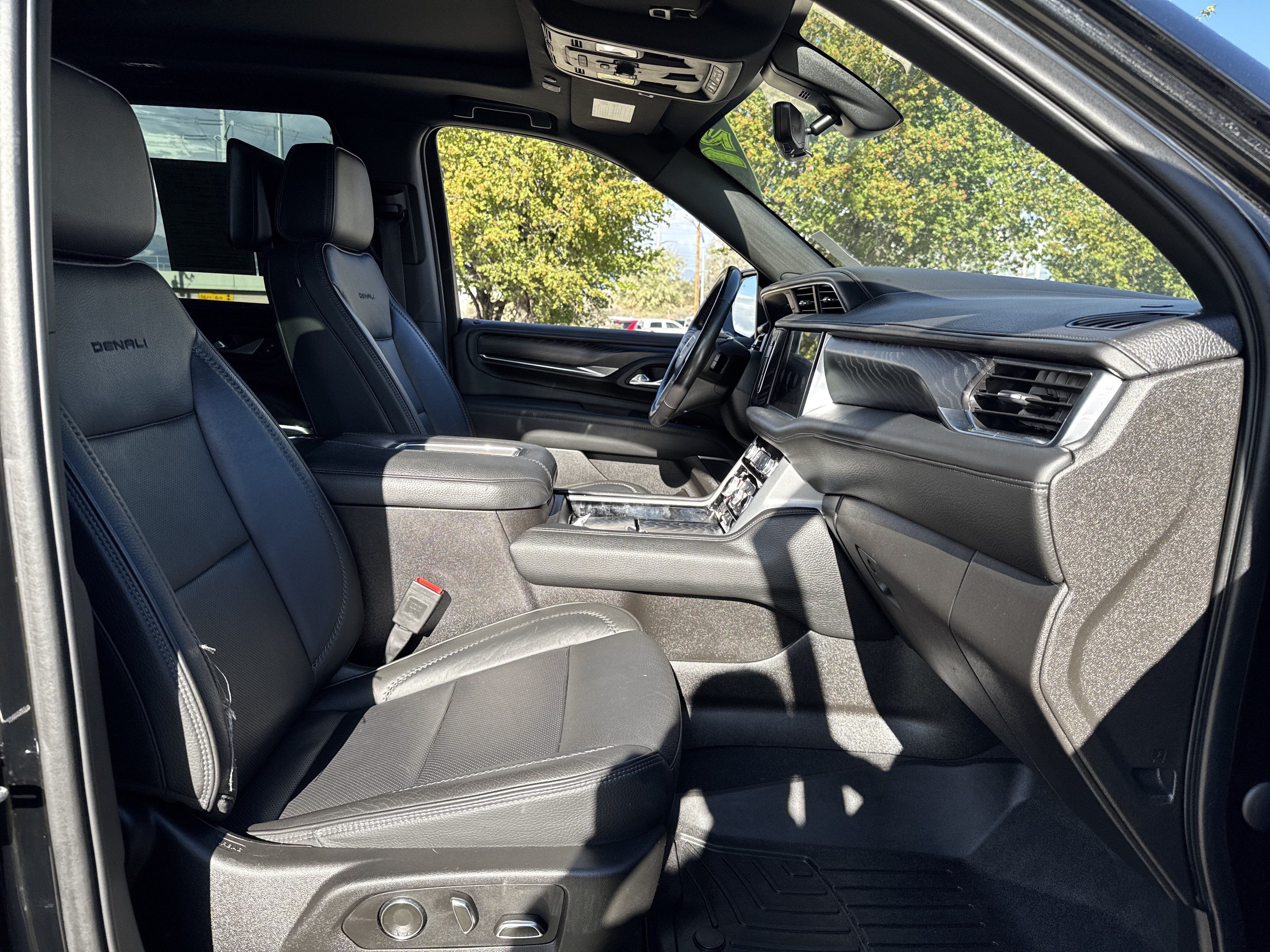 Used 2021 GMC Yukon Denali w/ Denali Ultimate Package AWD/4WD image 21