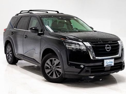 Used 2022 Nissan Pathfinder SV w/ SV Premium Package FWD image 6