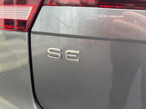 Used 2022 Volkswagen Tiguan SE image 12