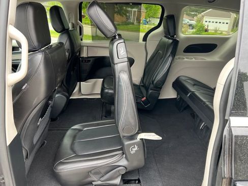 Used 2024 Chrysler Pacifica Touring-L FWD image 5
