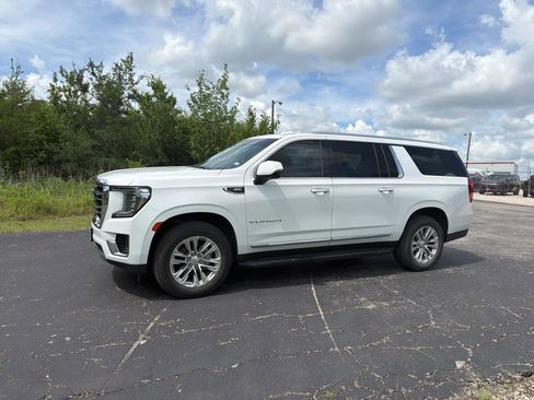 Used 2023 GMC Yukon XL SLT w/ SLT Luxury Package AWD/4WD image 4
