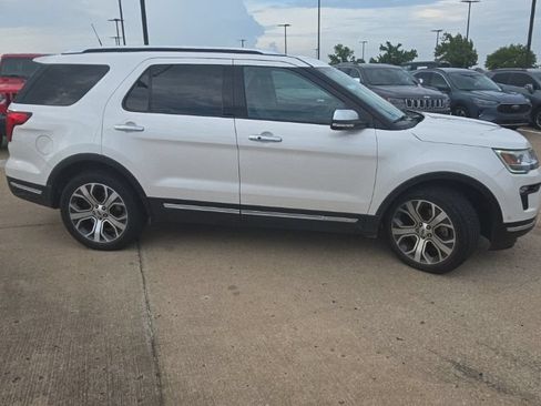 Used 2018 Ford Explorer Platinum AWD/4WD image 2