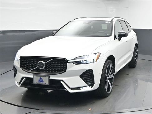 Used 2022 Volvo XC60 B6 R-Design w/ Advanced Package image 3