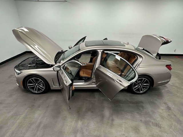 Used 2021 BMW 750i xDrive AWD/4WD image 19