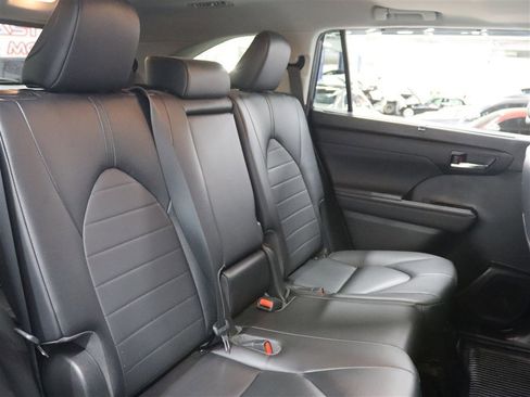Used 2023 Toyota Highlander XLE image 17