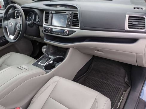 Used 2018 Toyota Highlander XLE AWD/4WD image 33