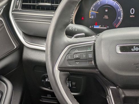 Used 2023 Jeep Grand Cherokee L Laredo image 13