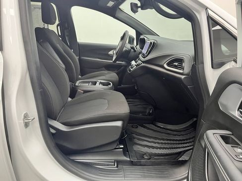 Used 2023 Chrysler Pacifica Touring FWD image 30