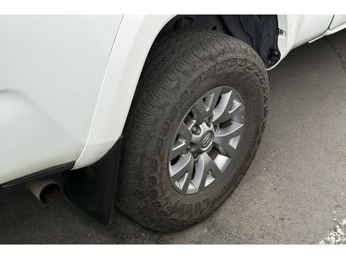 Used 2017 Toyota Tacoma SR5 w/ Tow Package AWD/4WD image 4