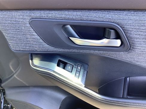 Used 2023 Nissan Rogue SV image 38