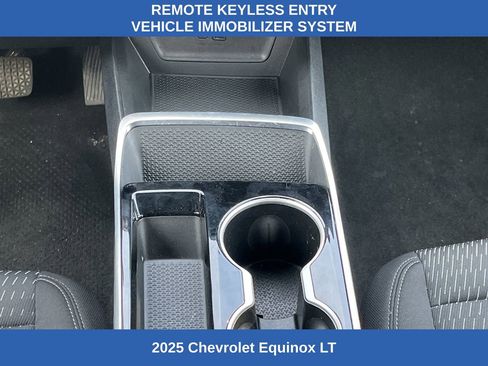 Used 2025 Chevrolet Equinox LT FWD image 3