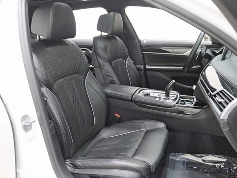 Used 2019 BMW 750i xDrive w/ M Sport Package image 31