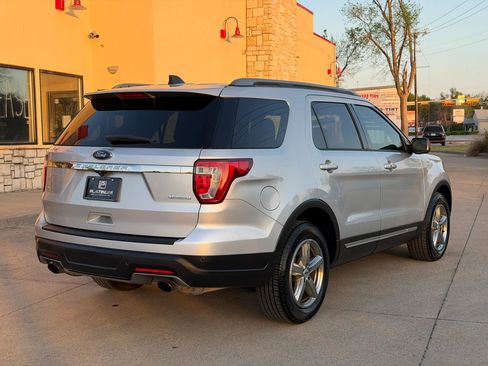 Used 2019 Ford Explorer XLT image 5