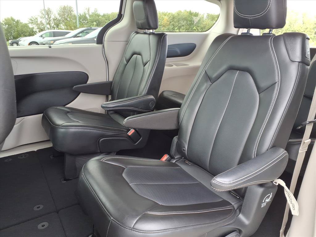 Used 2023 Chrysler Pacifica Touring-L FWD image 23