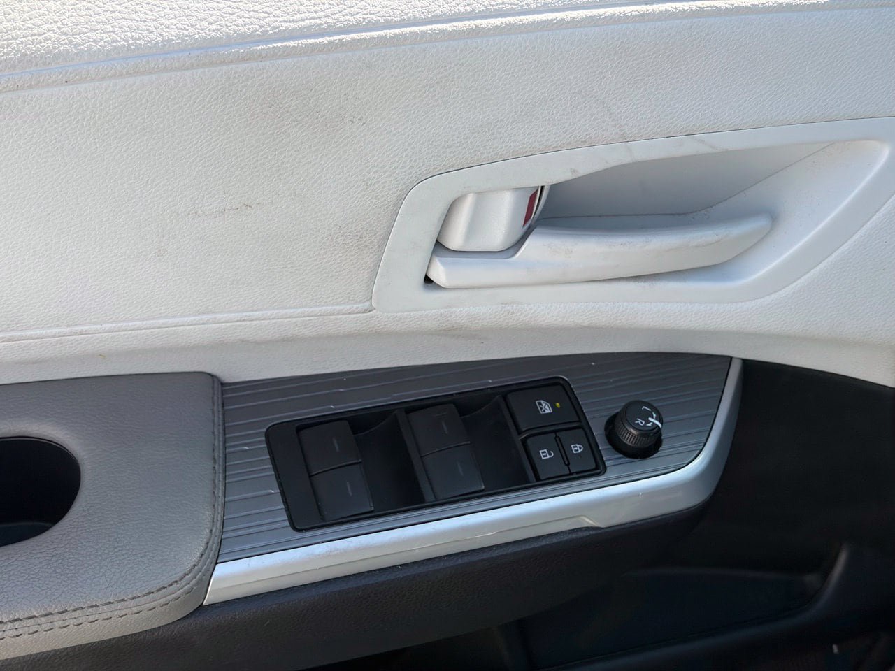 Used 2025 Toyota Sienna LE FWD image 5