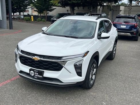 Used 2025 Chevrolet Trax LT FWD image 2
