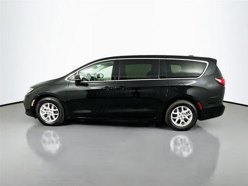 Used 2024 Chrysler Pacifica Touring-L FWD image 8