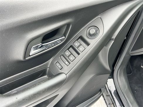 Used 2022 Chevrolet Trax LS w/ Tint and Cruise Package image 22
