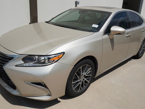 Used 2017 Lexus ES 350 w/ Luxury Package FWD image 4