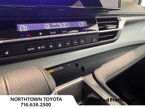 Used 2025 Toyota Sienna XLE AWD/4WD image 22