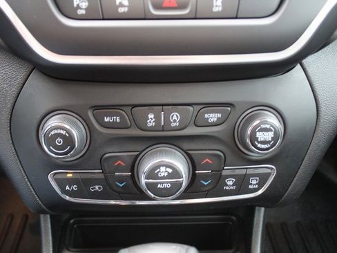 Used 2023 Jeep Cherokee Altitude Lux image 32