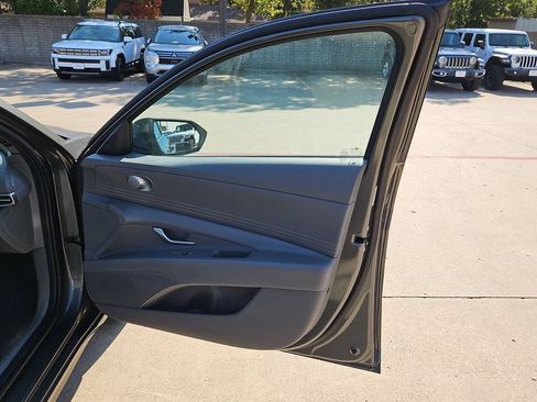 Used 2025 Hyundai Elantra SEL FWD image 33