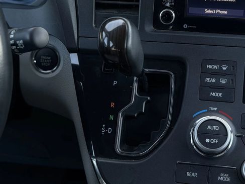 Used 2019 Toyota Sienna XLE image 37